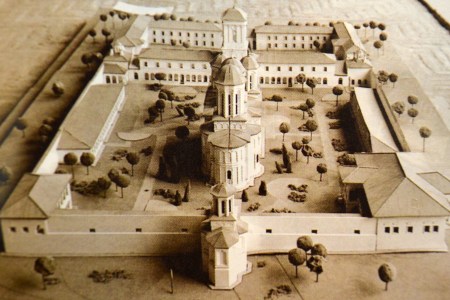 Macheta proiectului de restaurare a Mănăstirii Văcăreşti Sursa foto: Octavian-Dumitru Marinescu, Mănăstirea Văcăreşti din Bucureşti de la origini până astăzi, editura Basilica a Patriarhiei Române, 2012